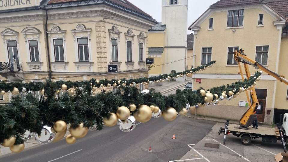 Pričetek okraševanja mestnega jedra. Prižig prazničnih lučk bo 6. decembra 2024